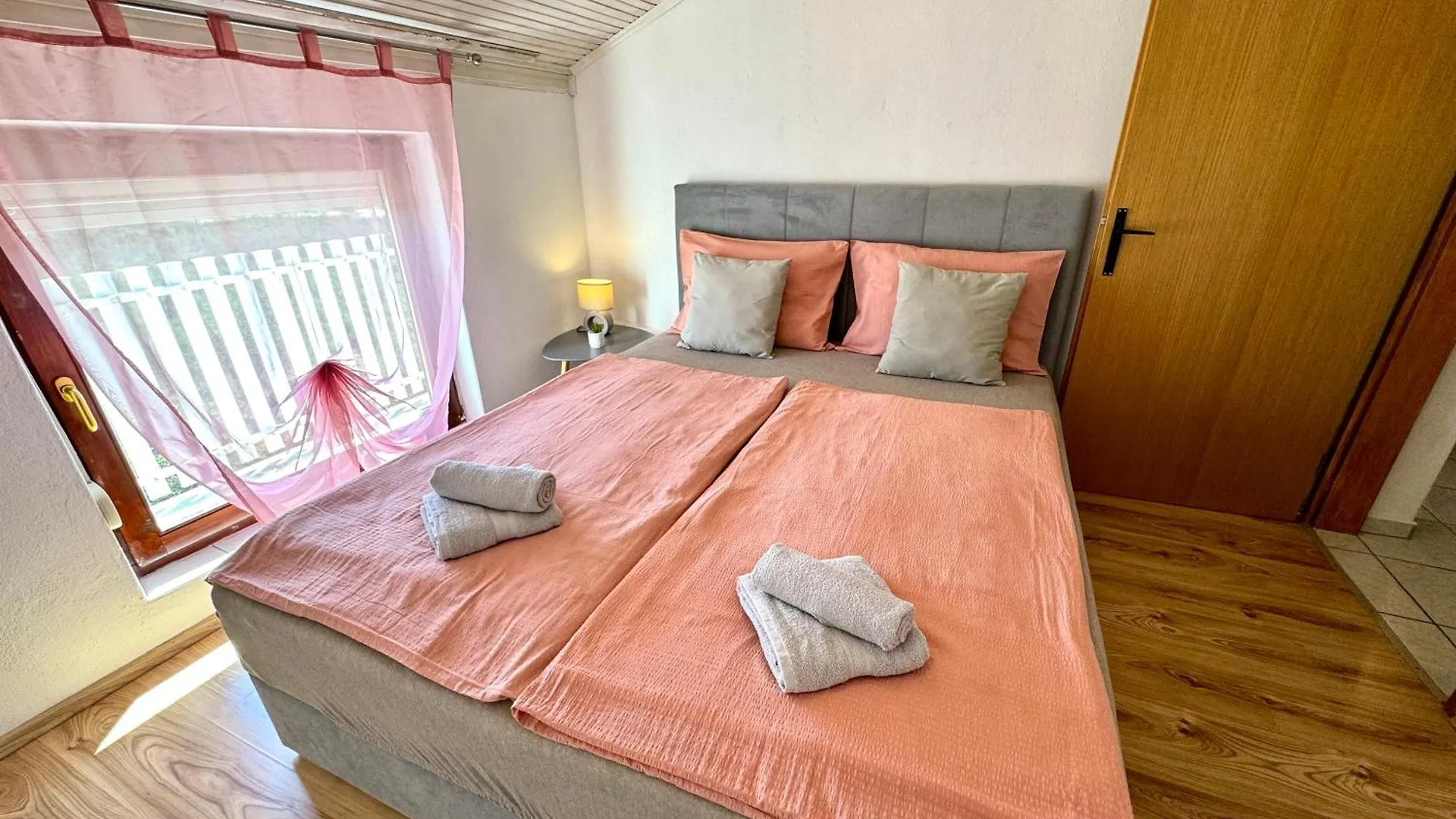Apartmani Lora Jadranovo 0*,