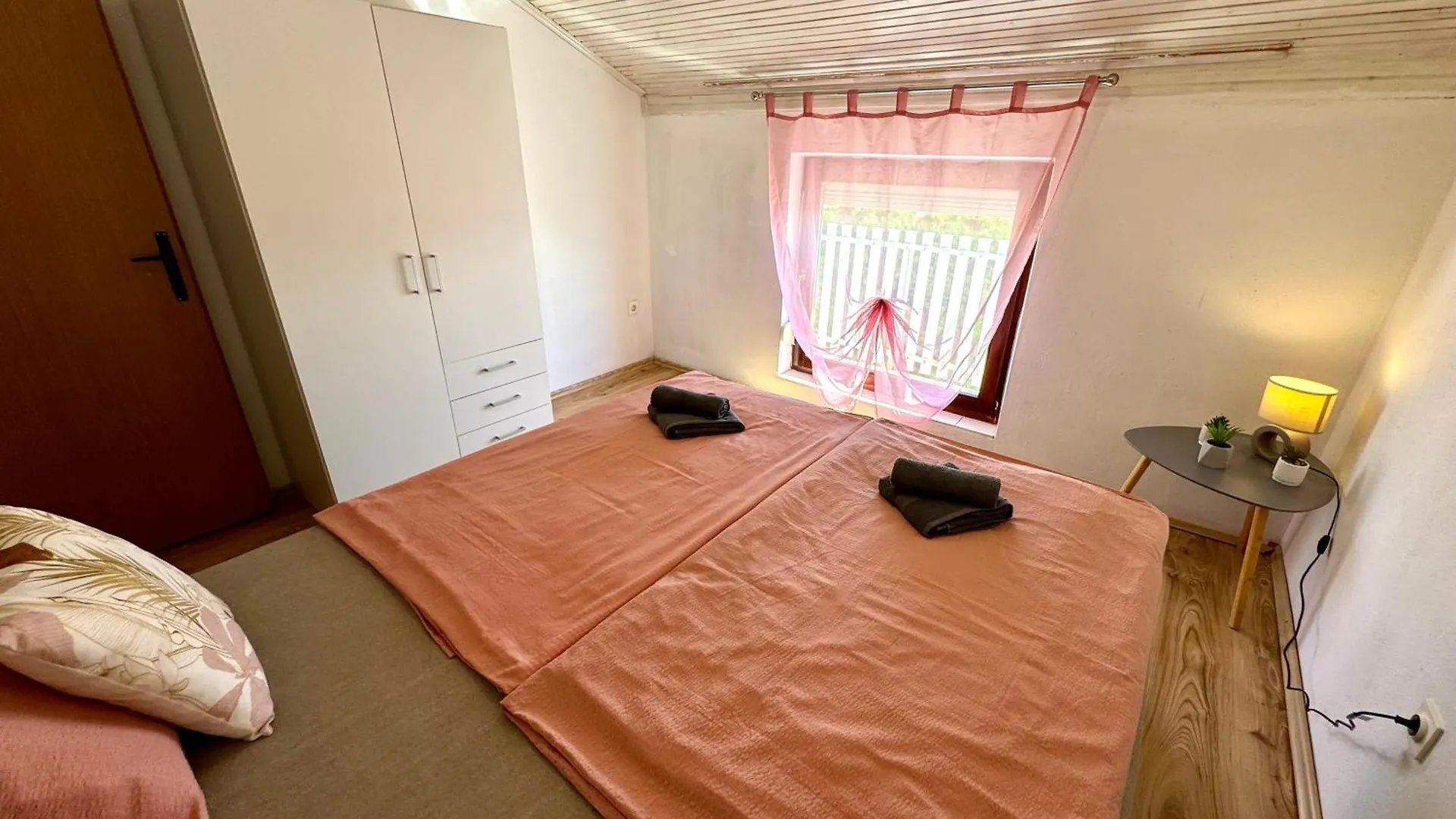 Apartmani Lora Jadranovo 0*,  Croatia