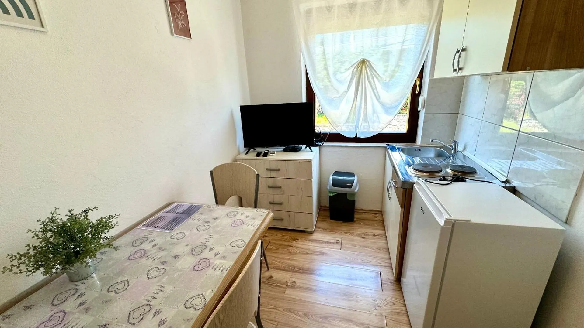 Apartmani Lora Jadranovo 0*,